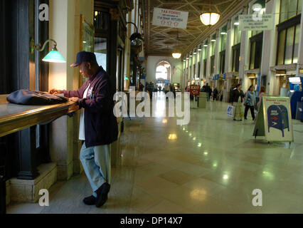 18. April 2006; Manhattan, New York, USA; LARRY ALLEN, Brooklyn, arbeitet an seiner Steuern als Steuerformulare an der James A. Farley Post auf 8th Avenue vor das heutige Erscheinungsform Bundessteuer gestempelt haben Menschen ausfüllen. Steuer Filer haben bis heute Mitternacht ausfüllen und Stempeln ihre Bundessteuer Formen. Obligatorische Credit: Foto von Bryan Smith/ZUMA Press. (©) Copyright 2 Stockfoto