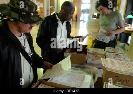 18. April 2006; Manhattan, New York, USA; Leute schauen durch Boxen der Steuerformulare auf der James A. Farley Post auf 8th Avenue vor heutigen Termin ihre Bundessteuer Formen geprägt haben. Steuer Filer haben bis heute Mitternacht ausfüllen und Stempeln ihre Bundessteuer Formen.  Obligatorische Credit: Foto von Bryan Smith/ZUMA Press. (©) Copyright 2006 von Bryan Smith Stockfoto