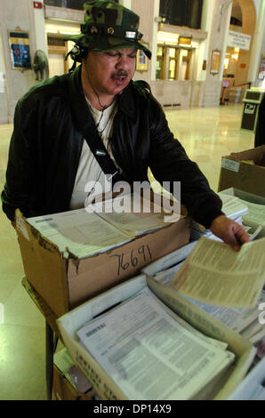 18. April 2006; Manhattan, New York, USA; TONY TORRES, der Bronx, sieht durch die Boxen der Steuerformulare auf der James A. Farley Post auf 8th Avenue vor heutigen Termin ihre Bundessteuer Formen geprägt haben. Steuer Filer haben bis heute Mitternacht ausfüllen und Stempeln ihre Bundessteuer Formen.  Obligatorische Credit: Foto von Bryan Smith/ZUMA Press. (©) Copyright 2006 von Bryan Stockfoto
