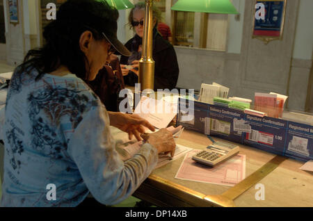 18. April 2006; Manhattan, New York, USA; Eine unbekannte Frau mit einem Taschenrechner füllt ihre Steuerformulare auf der James A. Farley Post auf 8th Avenue vor heutigen Termin ihre Bundessteuer Formen geprägt haben. Steuer Filer haben bis heute Mitternacht ausfüllen und Stempeln ihre Bundessteuer Formen.  Obligatorische Credit: Foto von Bryan Smith/ZUMA Press. (©) Copyright 2006 von Br Stockfoto