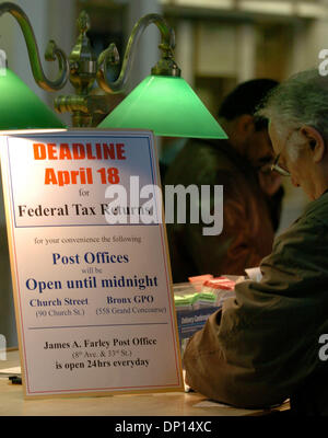 18. April 2006; Manhattan, New York, USA; Menschen füllen Steuerformulare auf der James A. Farley Post auf 8th Avenue vor heutigen Termin ihre Bundessteuer Formen geprägt haben. Steuer Filer haben bis heute Mitternacht ausfüllen und Stempeln ihre Bundessteuer Formen.  Obligatorische Credit: Foto von Bryan Smith/ZUMA Press. (©) Copyright 2006 von Bryan Smith Stockfoto