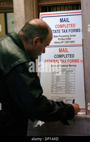 18. April 2006; Manhattan, New York, USA; Menschen füllen Steuerformulare auf der James A. Farley Post auf 8th Avenue vor heutigen Termin ihre Bundessteuer Formen geprägt haben. Steuer Filer haben bis heute Mitternacht ausfüllen und Stempeln ihre Bundessteuer Formen.  Obligatorische Credit: Foto von Bryan Smith/ZUMA Press. (©) Copyright 2006 von Bryan Smith Stockfoto