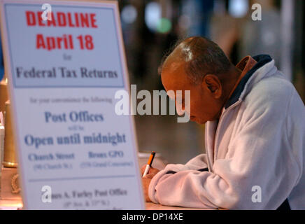 18. April 2006; Manhattan, New York, USA; Menschen füllen Steuerformulare auf der James A. Farley Post auf 8th Avenue vor heutigen Termin ihre Bundessteuer Formen geprägt haben. Steuer Filer haben bis heute Mitternacht ausfüllen und Stempeln ihre Bundessteuer Formen.  Obligatorische Credit: Foto von Bryan Smith/ZUMA Press. (©) Copyright 2006 von Bryan Smith Stockfoto