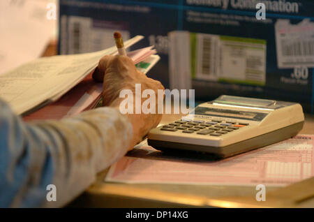 18. April 2006; Manhattan, New York, USA; Eine unbekannte Frau mit einem Taschenrechner füllt ihre Steuerformulare auf der James A. Farley Post auf 8th Avenue vor heutigen Termin ihre Bundessteuer Formen geprägt haben. Steuer Filer haben bis heute Mitternacht ausfüllen und Stempeln ihre Bundessteuer Formen.  Obligatorische Credit: Foto von Bryan Smith/ZUMA Press. (©) Copyright 2006 von Br Stockfoto