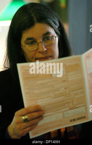 18. April 2006; Manhattan, New York, USA; BARBARA MATSON, Manhattan, liest über Steuerformulare auf der James A. Farley Post auf 8th Avenue vor heutigen Termin ihre Bundessteuer Formen geprägt haben. Steuer Filer haben bis heute Mitternacht ausfüllen und Stempeln ihre Bundessteuer Formen.  Obligatorische Credit: Foto von Bryan Smith/ZUMA Press. (©) Copyright 2006 von Bryan Smith Stockfoto