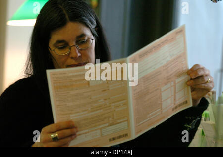 18. April 2006; Manhattan, New York, USA; BARBARA MATSON, Manhattan, liest über Steuerformulare auf der James A. Farley Post auf 8th Avenue vor heutigen Termin ihre Bundessteuer Formen geprägt haben. Steuer Filer haben bis heute Mitternacht ausfüllen und Stempeln ihre Bundessteuer Formen.  Obligatorische Credit: Foto von Bryan Smith/ZUMA Press. (©) Copyright 2006 von Bryan Smith Stockfoto