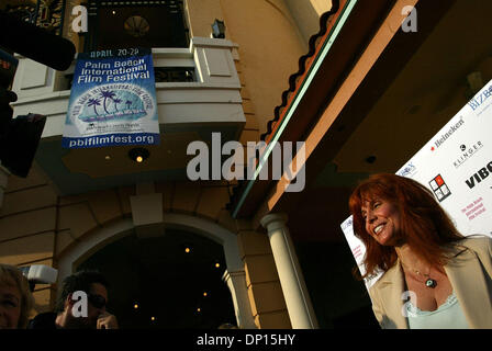 20. April 2006; West Palm Beach, FL, USA; Hersteller Suzanne DeLaurentiis besucht die Premiere von "Regen" am Eröffnungsabend des Palm Beach International Film Festival am Muvico Parisian Theater im City Place Donnerstag, 20. April 2006. DeLaurentiis produziert "10. & Wolf" die öffnet sich morgen Abend in den Sunrise-Kinos im Mizner Park in Boca Raton.  Obligatorische Credit: Foto Stockfoto