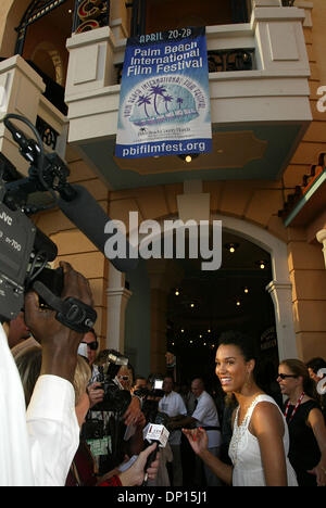 20. April 2006; West Palm Beach, FL, USA; Schauspieler Brooklyn Sudano geht den roten Teppich bei der Premiere von "Regen" am Eröffnungsabend des Palm Beach International Film Festival am Muvico Parisian Theater im City Place. Sudano, Tochter von Sängerin Donna Summer, ist die weibliche Hauptrolle in dem Film.  Obligatorische Credit: Foto von Chris Matula/ZUMA Press. (©) Copyright 2006 von Palm Beach Pos Stockfoto