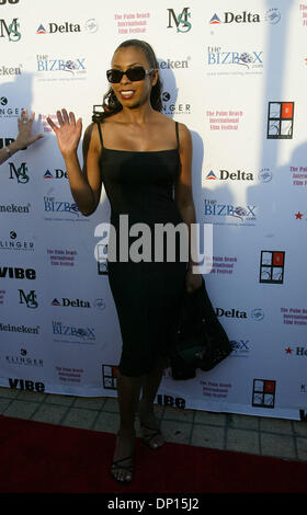 20. April 2006; West Palm Beach, FL, USA; Schauspieler Khandi Alexander geht den roten Teppich bei der Premiere von "Regen" am Eröffnungsabend des Palm Beach International Film Festival am Muvico Parisian Theater im City Place. Alexander hat eine Rolle im Regen und ist auch ein regelmäßiger Gast auf der CSI: Miami TV-Serie. Obligatorische Credit: Foto von Chris Matula/ZUMA Press. (©) Copyright 2006 von Stockfoto