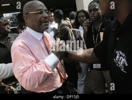 20. April 2006; West Palm Beach, FL, USA; Willie E. Gary, Vorsitzender des Black Family Channel und Testversion Anwalt sprach mit den Studenten des Palm Beach Lakes High School. Obligatorische Credit: Foto von Thomas Cordy/ZUMA Press. (©) Copyright 2006 von Palm Beach Post Stockfoto