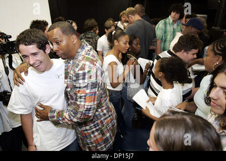 20. April 2006; West Palm Beach, FL, USA; Regisseur und Autor Deon Taylor posiert für ein Foto mit Student Taylor Yates, 15, nach einem Gespräch über seinen Film 7eventy 5ive an der G-Star School of the Arts Donnerstag.  Der Film ist Teil der Palm Beach International Film Festival.  Obligatorische Credit: Foto von Richard Graulich/ZUMA Press. (©) Copyright 2006 von Palm Beach Post Stockfoto