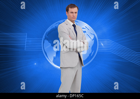 Zusammengesetztes Bild des ernsthaften Geschäftsmann stand mit verschränkten Armen Stockfoto