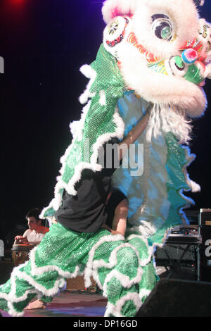 20. April 2006; New York, NY, USA; Chinesische Neujahr Drache Tänzerinnen bei der 6. jährlichen Jammys im Madison Square Garden. Obligatorische Credit: Foto von Aviv klein/ZUMA Press. (©) Copyright 2006 von Aviv klein Stockfoto