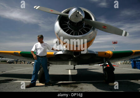 20. April 2006; El Cajon, Kalifornien, USA; MIKE McCRAE, San Diego, wischt Öl aus einer North American SNJ-5 (Baujahr 1943) in Gillespie Field in El Cajon in Vorbereitung auf die jährlichen Flugschau, Flügel über Gillespie. Dieses Flugzeug war ein Kampf Trainer für Piloten während des zweiten Weltkriegs. Das Flugzeug wird auch als AT 6 oder "The Texan." bezeichnet McCRAE Mutter, ISABELLE McCRAE-HALE, flog auch eine pla Stockfoto