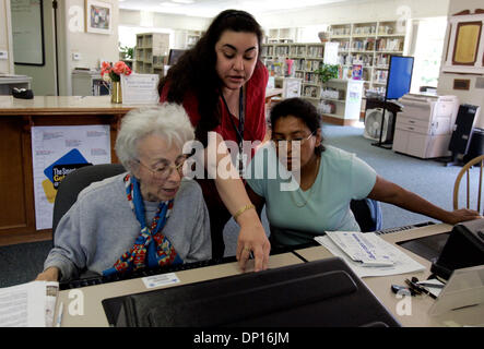 20. April 2006; Rancho Santa Fe, CA, USA; Erhalten Sie AMELIA MICHAL von Encinitas, links, und CARMEN MORA von Encinitas, richtig, Unterricht wie Sie zu Websites während einer Klasse auf grundlegende Internet-Kenntnisse in der Rancho Santa Fe-Niederlassung der San Diego County Bibliothek anmelden. Obligatorische Credit: Foto von Laura Embry/SDU-T/ZUMA Press. (©) Copyright 2006 by SDU-T Stockfoto