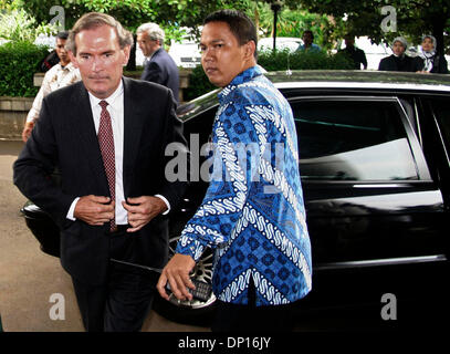 21. April 2006; Jakarta, Indonesien; MICHAEL L'ESTRANGE, Sekretär Departement für auswärtige Angelegenheiten und Handel-Besuch in Jakarta in Bezug auf Visum von Papua. Obligatorische Credit: Foto von Toto Santiko Budi/JiwaFoto/ZUMA Press. (©) Copyright 2006 von JiwaFoto Stockfoto