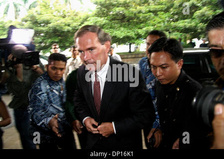 21. April 2006; Jakarta, Indonesien; MICHAEL L'ESTRANGE, Sekretär Departement für auswärtige Angelegenheiten und Handel-Besuch in Jakarta in Bezug auf Visum von Papua. Obligatorische Credit: Foto von Toto Santiko Budi/JiwaFoto/ZUMA Press. (©) Copyright 2006 von JiwaFoto Stockfoto