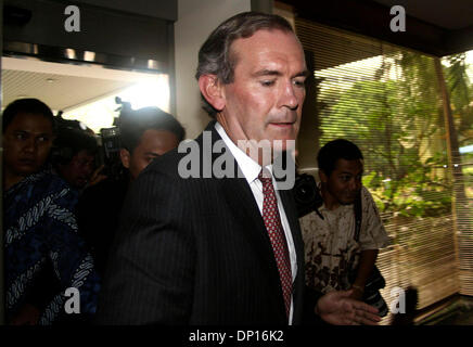 21. April 2006; Jakarta, Indonesien; MICHAEL L'ESTRANGE, Sekretär Departement für auswärtige Angelegenheiten und Handel-Besuch in Jakarta in Bezug auf Visum von Papua. Obligatorische Credit: Foto von Toto Santiko Budi/JiwaFoto/ZUMA Press. (©) Copyright 2006 von JiwaFoto Stockfoto