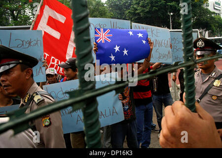 21. April 2006; Jakarta, Indonesien; Anti-Australien sieht Demonstration während Michael l ' Estrange-Sekretariat Departement für auswärtige Angelegenheiten und Handel-Besuch in Jakarta im Visum Papua. Obligatorische Credit: Foto von Toto Santiko Budi/JiwaFoto/ZUMA Press. (©) Copyright 2006 von JiwaFoto Stockfoto