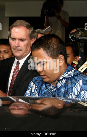 21. April 2006; Jakarta, Indonesien; Anti-Australien sieht Demonstration während Michael l ' Estrange-Sekretariat Departement für auswärtige Angelegenheiten und Handel-Besuch in Jakarta im Visum Papua. Obligatorische Credit: Foto von Toto Santiko Budi/JiwaFoto/ZUMA Press. (©) Copyright 2006 von JiwaFoto Stockfoto