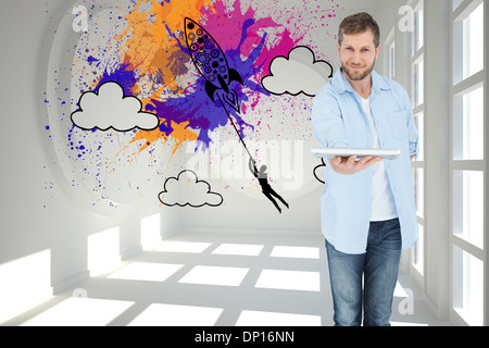 Zusammengesetztes Bild glücklicher Mann mit Laptop, Kamera und lächelnd Stockfoto