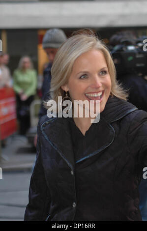21. April 2006; New York, NY, USA; KATIE COURIC braucht Zeit, um ein Lachen mit Teilnahme an der 19. April 2006 Aufzeichnung der TODAY SHOW in New York City Fans zu teilen. Couric wird die heute-Show im Mai auf der CBS-Nacht-Zeit-Nachrichten im September Gastgeber verlassen.  Obligatorische Credit: Foto von Tina Fultz/ZUMA Press. (©) Copyright 2006 by Tina Fultz Stockfoto