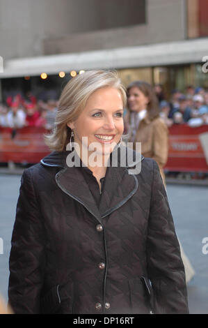 21. April 2006; New York, NY, USA; KATIE COURIC braucht Zeit, um ein Lachen mit Teilnahme an der 19. April 2006 Aufzeichnung der TODAY SHOW in New York City Fans zu teilen. Couric wird die heute-Show im Mai auf der CBS-Nacht-Zeit-Nachrichten im September Gastgeber verlassen.  Obligatorische Credit: Foto von Tina Fultz/ZUMA Press. (©) Copyright 2006 by Tina Fultz Stockfoto