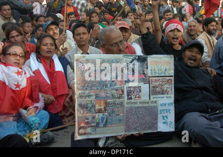 22. April 2006; Kathmandu, NEPAL; Demo-Zeit in Nepal: sieben demokratischen Oppositionsparteien und Anti-Monarchie Demonstranten waren trotzt den Sperrstunde Auftrag der Regierung, eine demokratische Republik in Nepal wiederherzustellen. Während dieser Bewegung wurden vom Sicherheitspersonal 15 Menschen getötet und Hunderte von Menschen wurden schwer verletzt. König Gyanendra behandelt die Menschen, die versuchen, seine 1 Fe rückgängig zu machen Stockfoto