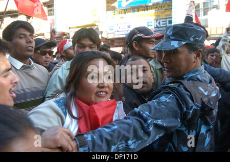 22. April 2006; Kathmandu, NEPAL; Demo-Zeit in Nepal: sieben demokratischen Oppositionsparteien und Anti-Monarchie Demonstranten waren trotzt den Sperrstunde Auftrag der Regierung, eine demokratische Republik in Nepal wiederherzustellen. Während dieser Bewegung wurden vom Sicherheitspersonal 15 Menschen getötet und Hunderte von Menschen wurden schwer verletzt. König Gyanendra behandelt die Menschen, die versuchen, seine 1 Fe rückgängig zu machen Stockfoto