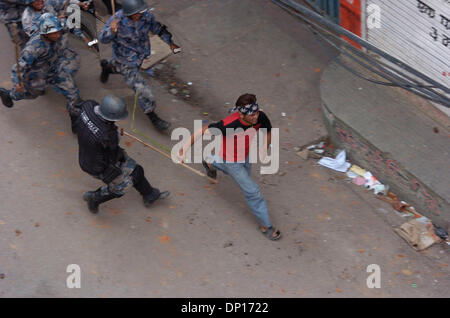 22. April 2006; Kathmandu, NEPAL; Demo-Zeit in Nepal: sieben demokratischen Oppositionsparteien und Anti-Monarchie Demonstranten waren trotzt den Sperrstunde Auftrag der Regierung, eine demokratische Republik in Nepal wiederherzustellen. Während dieser Bewegung wurden vom Sicherheitspersonal 15 Menschen getötet und Hunderte von Menschen wurden schwer verletzt. König Gyanendra behandelt die Menschen, die versuchen, seine 1 Fe rückgängig zu machen Stockfoto