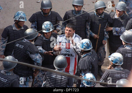 22. April 2006; Kathmandu, NEPAL; Demo-Zeit in Nepal: sieben demokratischen Oppositionsparteien und Anti-Monarchie Demonstranten waren trotzt den Sperrstunde Auftrag der Regierung, eine demokratische Republik in Nepal wiederherzustellen. Während dieser Bewegung wurden vom Sicherheitspersonal 15 Menschen getötet und Hunderte von Menschen wurden schwer verletzt. König Gyanendra behandelt die Menschen, die versuchen, seine 1 Fe rückgängig zu machen Stockfoto