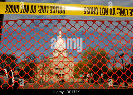 22. April 2006; Lansing, Michigan, USA; Die nationalsozialistische Bewegung, ein Neonazi-Gruppe, Kundgebungen in Lansing. Michigan, protestieren gegen illegale Einwanderer, die angeblich zu dramatischen Arbeitsplatzabbau im Zustand beigetragen haben.  Sicherheit war sehr hoch mit der Nazi-Gruppe wird von einem entfernten Standort unter schwere Polizei-Eskorte Bussen.  Einige Anti-Rassismus-Demonstranten drohte die N Stockfoto