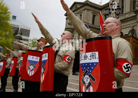 22. April 2006; Lansing, Michigan, USA; Die nationalsozialistische Bewegung, ein Neonazi-Gruppe, Kundgebungen in Lansing. Michigan, protestieren gegen illegale Einwanderer, die angeblich zu dramatischen Arbeitsplatzabbau im Zustand beigetragen haben.  Sicherheit war sehr hoch mit der Nazi-Gruppe wird von einem entfernten Standort unter schwere Polizei-Eskorte Bussen.  Einige Anti-Rassismus-Demonstranten drohte die N Stockfoto