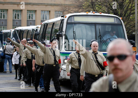 22. April 2006; Lansing, Michigan, USA; Die nationalsozialistische Bewegung, ein Neonazi-Gruppe, Kundgebungen in Lansing. Michigan, protestieren gegen illegale Einwanderer, die angeblich zu dramatischen Arbeitsplatzabbau im Zustand beigetragen haben.  Sicherheit war sehr hoch mit der Nazi-Gruppe wird von einem entfernten Standort unter schwere Polizei-Eskorte Bussen.  Einige Anti-Rassismus-Demonstranten drohte die N Stockfoto