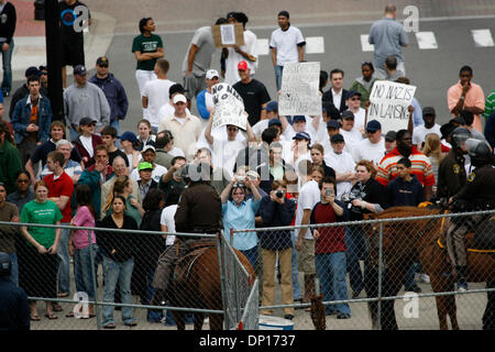 22. April 2006; Lansing, Michigan, USA; Die nationalsozialistische Bewegung, ein Neonazi-Gruppe, Kundgebungen in Lansing. Michigan, protestieren gegen illegale Einwanderer, die angeblich zu dramatischen Arbeitsplatzabbau im Zustand beigetragen haben.  Sicherheit war sehr hoch mit der Nazi-Gruppe wird von einem entfernten Standort unter schwere Polizei-Eskorte Bussen.  Einige Anti-Rassismus-Demonstranten drohte die N Stockfoto