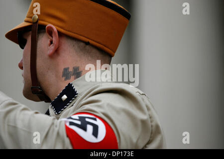 22. April 2006; Lansing, Michigan, USA; Die nationalsozialistische Bewegung, ein Neonazi-Gruppe, Kundgebungen in Lansing. Michigan, protestieren gegen illegale Einwanderer, die angeblich zu dramatischen Arbeitsplatzabbau im Zustand beigetragen haben.  Sicherheit war sehr hoch mit der Nazi-Gruppe wird von einem entfernten Standort unter schwere Polizei-Eskorte Bussen.  Einige Anti-Rassismus-Demonstranten drohte die N Stockfoto