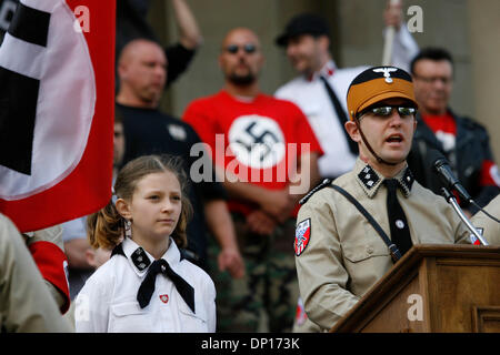 22. April 2006; Lansing, Michigan, USA; Die nationalsozialistische Bewegung, ein Neonazi-Gruppe, Kundgebungen in Lansing. Michigan, protestieren gegen illegale Einwanderer, die angeblich zu dramatischen Arbeitsplatzabbau im Zustand beigetragen haben.  Sicherheit war sehr hoch mit der Nazi-Gruppe wird von einem entfernten Standort unter schwere Polizei-Eskorte Bussen.  Einige Anti-Rassismus-Demonstranten drohte die N Stockfoto