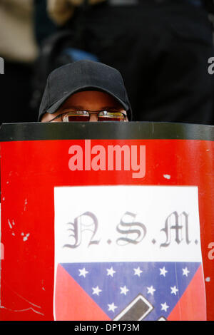 22. April 2006; Lansing, Michigan, USA; Die nationalsozialistische Bewegung, ein Neonazi-Gruppe, Kundgebungen in Lansing. Michigan, protestieren gegen illegale Einwanderer, die angeblich zu dramatischen Arbeitsplatzabbau im Zustand beigetragen haben.  Sicherheit war sehr hoch mit der Nazi-Gruppe wird von einem entfernten Standort unter schwere Polizei-Eskorte Bussen.  Einige Anti-Rassismus-Demonstranten drohte die N Stockfoto