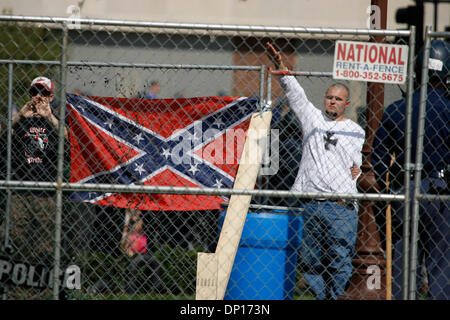 22. April 2006; Lansing, Michigan, USA; Die nationalsozialistische Bewegung, ein Neonazi-Gruppe, Kundgebungen in Lansing. Michigan, protestieren gegen illegale Einwanderer, die angeblich zu dramatischen Arbeitsplatzabbau im Zustand beigetragen haben.  Sicherheit war sehr hoch mit der Nazi-Gruppe wird von einem entfernten Standort unter schwere Polizei-Eskorte Bussen.  Einige Anti-Rassismus-Demonstranten drohte die N Stockfoto