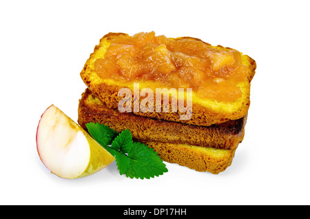 Ein Stapel von Scheiben Brot mit Apfelkonfitüre, ein Stück Apfel, Minze, die isoliert auf weißem Hintergrund Stockfoto