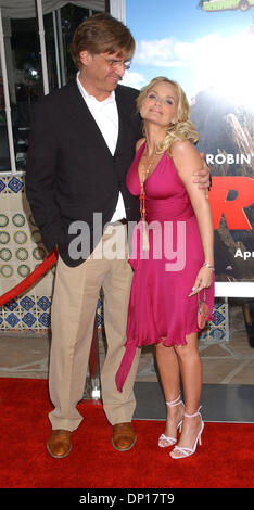 23. April 2006; Los Angeles, Kalifornien, USA; 23. April 2006;  Schauspielerin KRISTIN CHENOWETH mit Schriftsteller AARON SORKIN auf der "RV" Los Angeles Premiere statt im Mann Village Theater Westwood.                             Obligatorische Credit: Foto von Paul Fenton/KPA/ZUMA PRESS. (©) Copyright 2006 von KPA Stockfoto