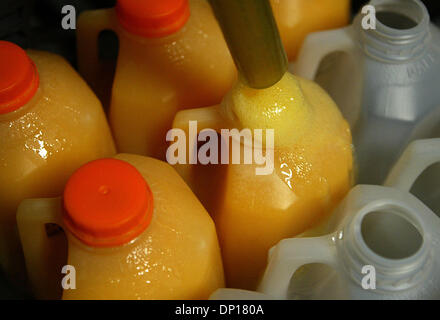 24. April 2006; Fort Pierce, FL, USA; Bei Nelson Family Farms, frisch gepressten Orangensaft hergestellt und abgefüllt in "The Juice Hütte"-eigentlich ein gekühlter Frachtcontainer in einer Miniatur-Saft-Anlage umgebaut wurde.  Im Gegensatz zu den meisten Saft, die pasteurisiert ist, bevor Sie verkauft werden, wird der Saft frisch gepressten verkauft. (nicht pasteurisiert).  Hier, "Saft Meister" Carl Buchholz füllt Stockfoto