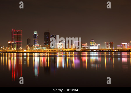 Skyline von Manama bei Nacht. Bahrain, Naher Osten Stockfoto