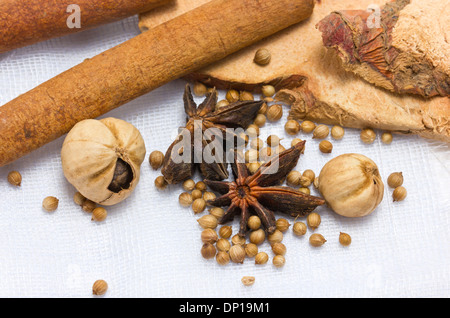 Sternanis, Zimt, Pfefferkörner, Zimtstangen und anderen Gewürzen. Stockfoto