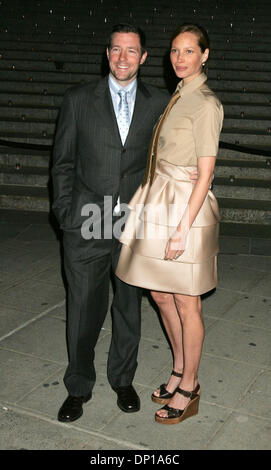 26. April 2006; New York, NY, USA; ED BURNS und CHRISTY TURLINGTON im Ankunftsbereich für die Vanity Fair Party statt während der 5. jährlichen Tribeca Film Festival am New York State Supreme Gericht. Obligatorische Credit: Foto von Nancy Kaszerman/ZUMA Press. (©) Copyright 2006 von Nancy Kaszerman Stockfoto