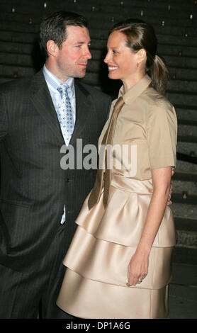 26. April 2006; New York, NY, USA; ED BURNS und CHRISTY TURLINGTON im Ankunftsbereich für die Vanity Fair Party statt während der 5. jährlichen Tribeca Film Festival am New York State Supreme Gericht. Obligatorische Credit: Foto von Nancy Kaszerman/ZUMA Press. (©) Copyright 2006 von Nancy Kaszerman Stockfoto