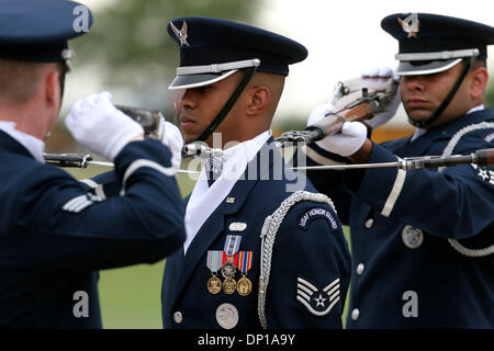 26. April 2006; San Antonio, TX, USA; Mitglieder der United States Air Force Honor Guard Drill Team ausführen auf der Lackland Fiesta Militärparade in Lackland AFB Parade Grounds. Obligatorische Credit: Foto von Bob Owen/San Antonio Express-News/ZUMA Press. (©) Copyright 2006 von San Antonio Express-News Stockfoto