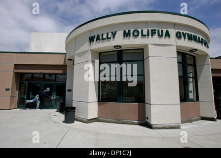 28. April 2006; Oceanside, CA, USA; ALLEN SANDERS, eine Depotbank in Oceanside High School, Verriegelung eine Tür am Gymnasium, das die Wally Molifua gewidmet sein wird. Molifua besuchte Oceanside hoch und bekam ein Football-Stipendium an der Brigham Young University und kam zurück, um an hohen Oceanside zu unterrichten. Er trainiert seit 29 Jahren und durch seine Arbeit in Gemeinschaft und auf dem Campus wurde bekannt als Un Stockfoto