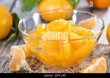 Einige Dosen Mandarinen mit frischen Früchten Stockfoto