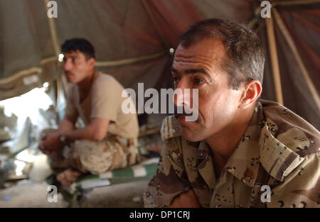 28. April 2006; Bayji, Saluhiddin, Irak; 13. April 2006-Datei Foto. Junedis aus der 4-2-4 IA Division bei einem Re-inforced Checkpoint außerhalb Bayji, Irak obligatorisch Credit: Foto von Bill Putnam/ZUMA Press. (©) Copyright 2006 von Bill Putnam Stockfoto